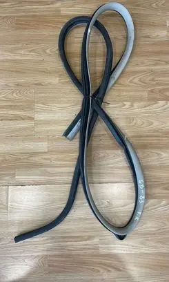 Chrysler Grand Voyager V Rubber seal front door (on door) 