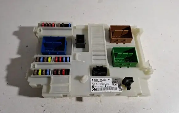 Volvo V60 Fuse module 31327995