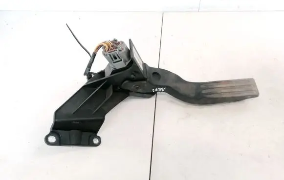 Ford Mondeo Mk III Accelerator throttle pedal 1S719F836BB