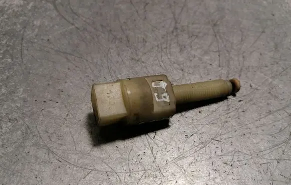 Volkswagen PASSAT B5 Brake pedal sensor switch 4A0945515A