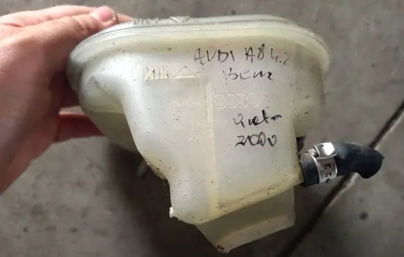 Audi A8 S8 D2 4D Brake fluid reservoir 4d0611301f