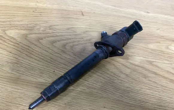 Volvo XC70 Fuel injector 8658352