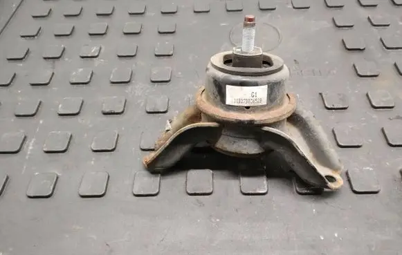 KIA Sportage Engine mount bracket