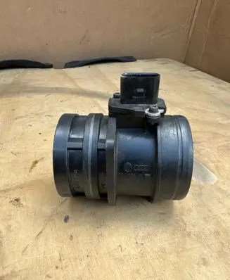 Volkswagen Tiguan Mass air flow meter 06J906461B