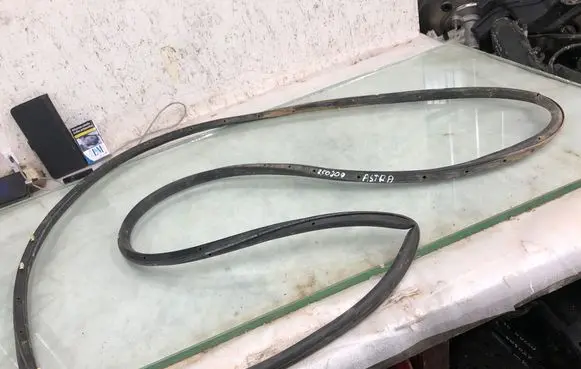 Opel Astra L Rubber seal front door (on door) 9847142580
