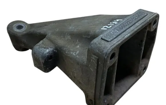 Mercedes-Benz Vito Viano W638 Engine mounting bracket A6462230204