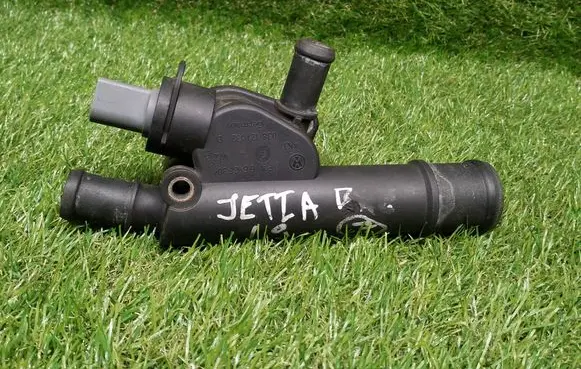 Volkswagen Jetta V Engine coolant pipe/hose 038121132D