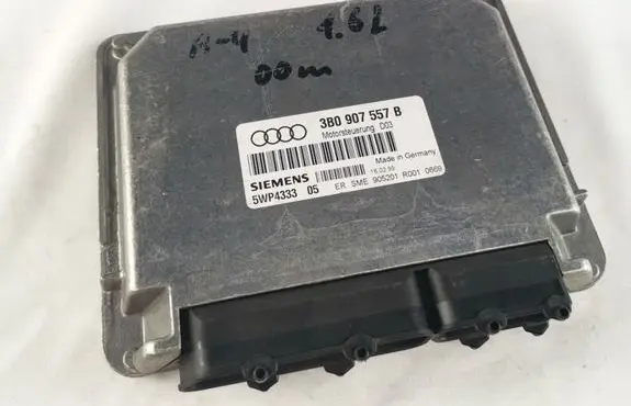 Audi A4 S4 B5 8D Engine control unit/module 3B0907557B 5WP433305