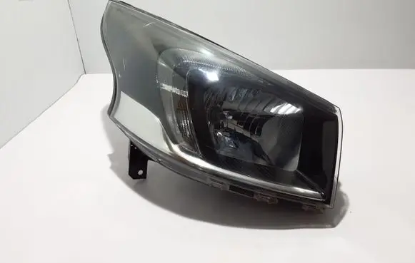 Opel Vivaro Headlight/headlamp 260100146R