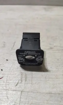 Passenger airbag on/off switch