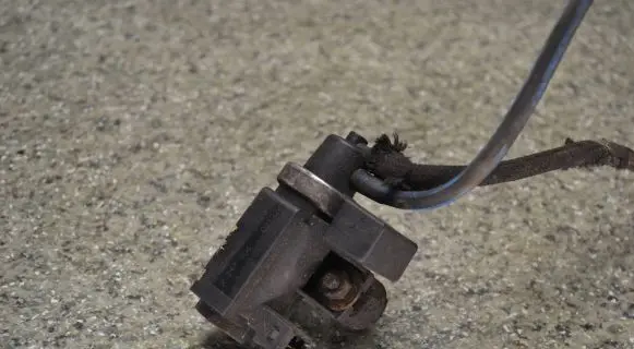 BMW 5 E39 Turbo solenoid valve 72279600 2247906 02T326