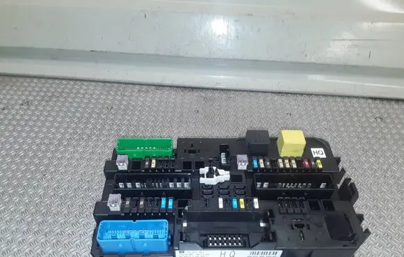Opel Zafira B Fuse module 13220831