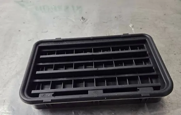 Quarter panel pressure vent