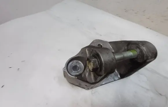 Nissan X-Trail T32 Engine mounting bracket 