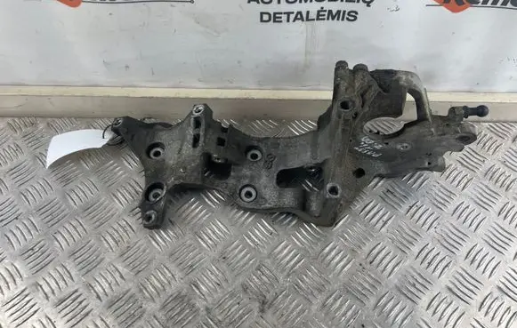 Volkswagen PASSAT B8 Generator/alternator bracket 04L903143B