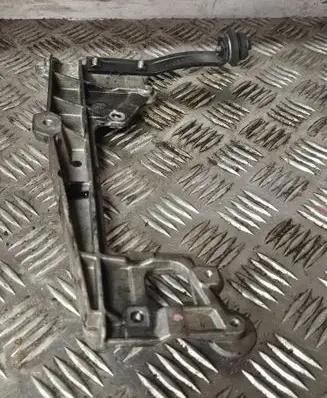Engine mounting bracket