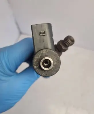Audi A8 S8 D3 4E Fuel injector 0445110158