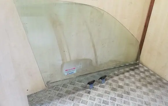 Suzuki Grand Vitara II Front door window glass four-door