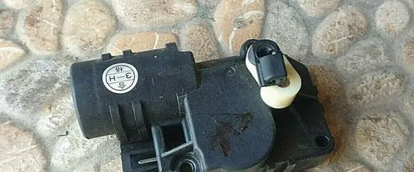 Subaru Impreza I Air flap motor/actuator