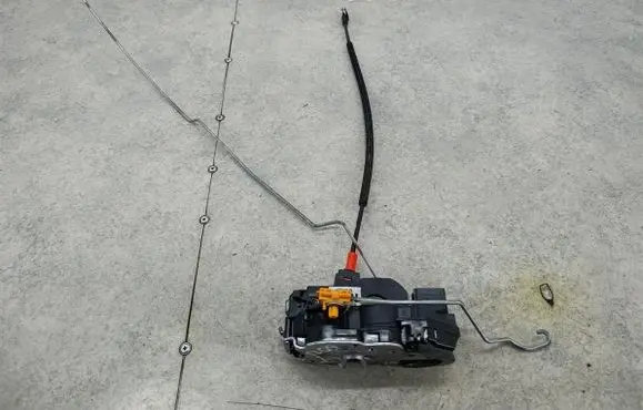 Opel Mokka X Rear door lock 13579545MN