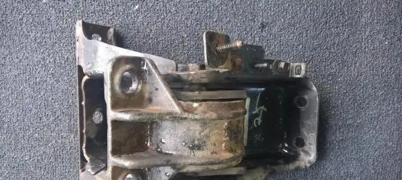 KIA Carens I Engine mount bracket