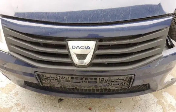Renault Sandero I Front bumper upper radiator grill
