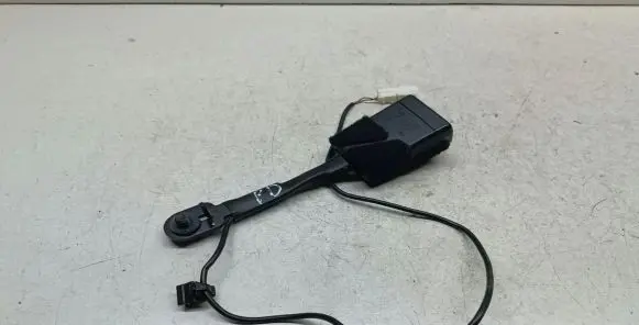 BMW 2 F46 Front seatbelt buckle 7313299