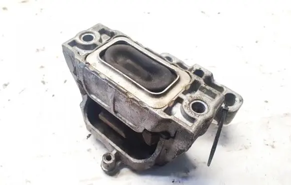 Volkswagen PASSAT B6 Engine mount bracket 1k099262a