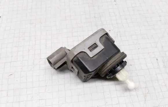 Opel Astra G Headlight level adjustment motor 90590665