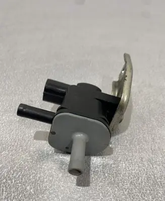 Toyota Prius (XW30) Vacuum valve 1362007010