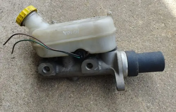 Chrysler Voyager Master brake cylinder P04721154AB