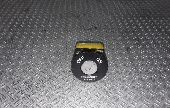KIA Ceed Passenger airbag on/off switch 