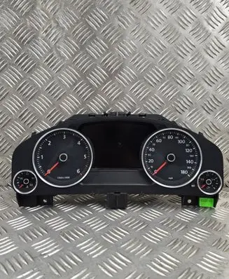 Volkswagen Touareg II Speedometer (instrument cluster) 7P6920981