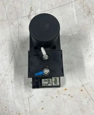 Audi A3 S3 8L Central locking vacuum pump 8D0862257B