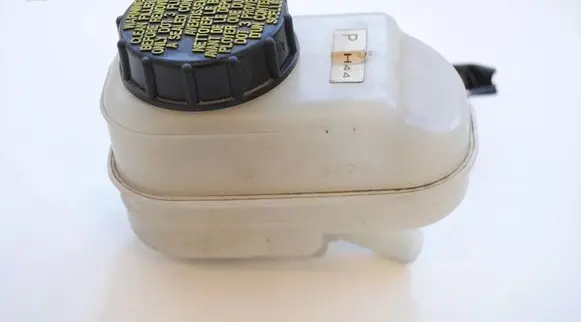 Brake fluid reservoir