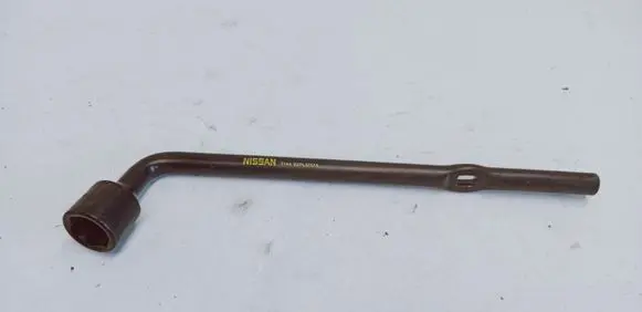 Nissan Qashqai+2 Wheel nut wrench 