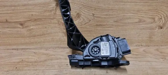 Volvo S80 Accelerator throttle pedal 6G929F836CD