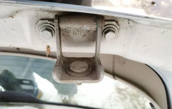 Tailgate/trunk/boot hinge