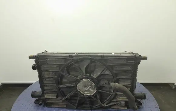 Audi Q7 4M Coolant radiator 8W0121251N