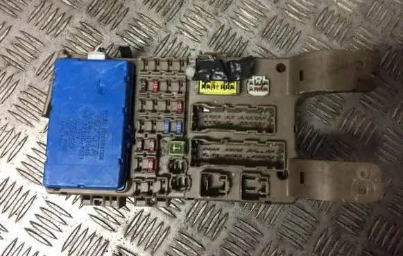 Toyota Corolla E120 E130 Comfort/convenience module 8264102040 82641-02040