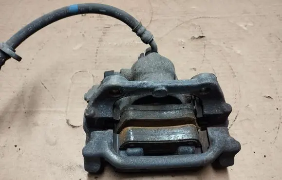 Honda CR-V Rear brake caliper