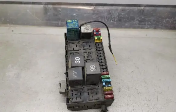 Volkswagen Golf III Fuse module 357937039