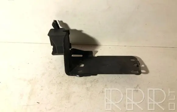 Radiator mount bracket