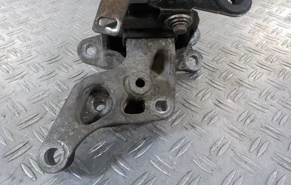 Opel Vivaro Engine mount bracket 165385971r