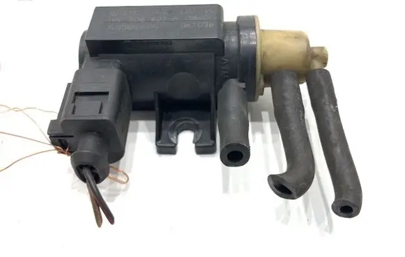 Audi A3 S3 8P Fuel pressure regulator 1K0906627A