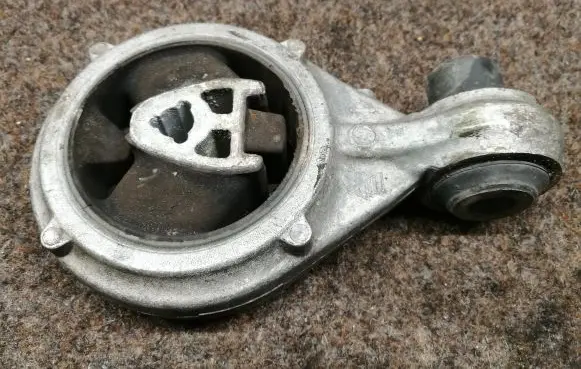 Nissan X-Trail T31 Engine mount bracket JD71A