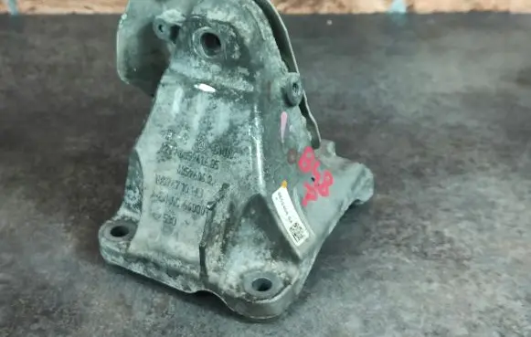BMW 1 F20 F21 Engine mounting bracket 6859406