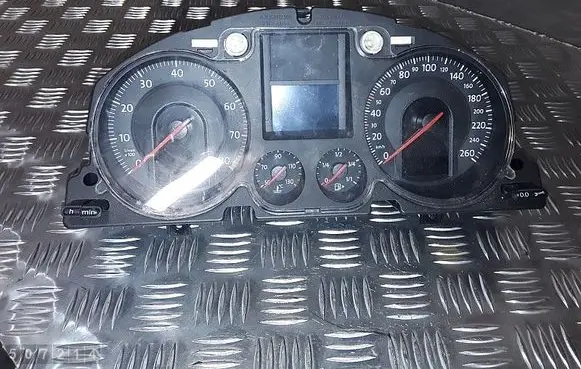 Volkswagen PASSAT B6 Speedometer (instrument cluster) a2c53117396