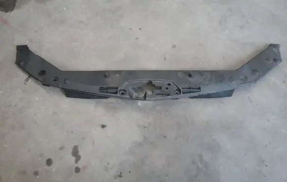 Engine bonnet/hood lock trim molding