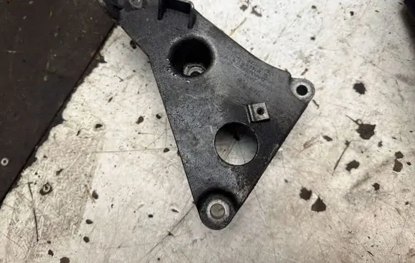 BMW 5 E60 E61 Engine mounting bracket 13807410